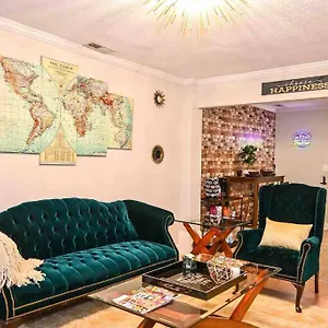 Cozy - 2 Bedroom Townhome Getaway - Plaza Midwood Apartment