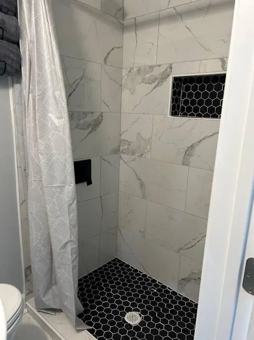 Comfy Lower Lvl Apt With Jetted Tub Near Uptown And Unc Charlotte